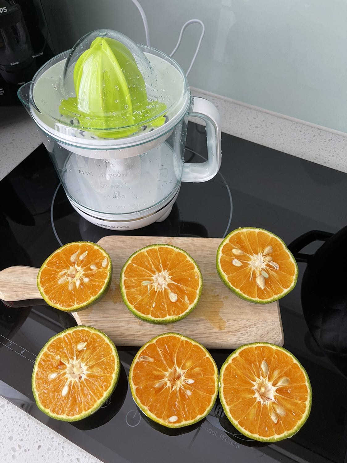 Một sản phẩm tiết kiệm thời gian sinh hoạt: thao tác đơn giản, các tép cam được lấy sạch nước và sạch sẽ hơn so vs việc vat cam bằng tay . Dung tích khoảng 7 qua cam sành: 700ml . Vệ sinh máy nhanh , chỉ cần đưa thiết bị dưới vòi nước là đu sạch. Tiki đã trở thành người bạn thân thiết của gd tôi, luôn mang đến những sp vs giá tốt. Cảm ơn!