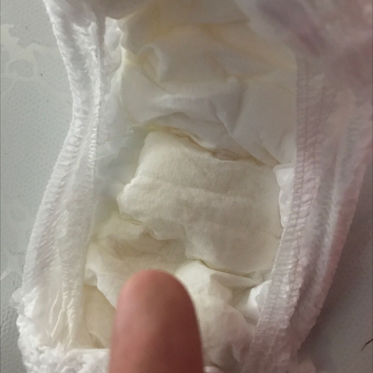 Bỉm dày phù hợp dùng bam đêm, mình mua bỉm hàng tháng 6/22. Đợt hàng này mình mua bé mặc bị hăm bẹn, dùng sp khác k sao nhưng dùng moony lại hăm trở lại. Rất buồn