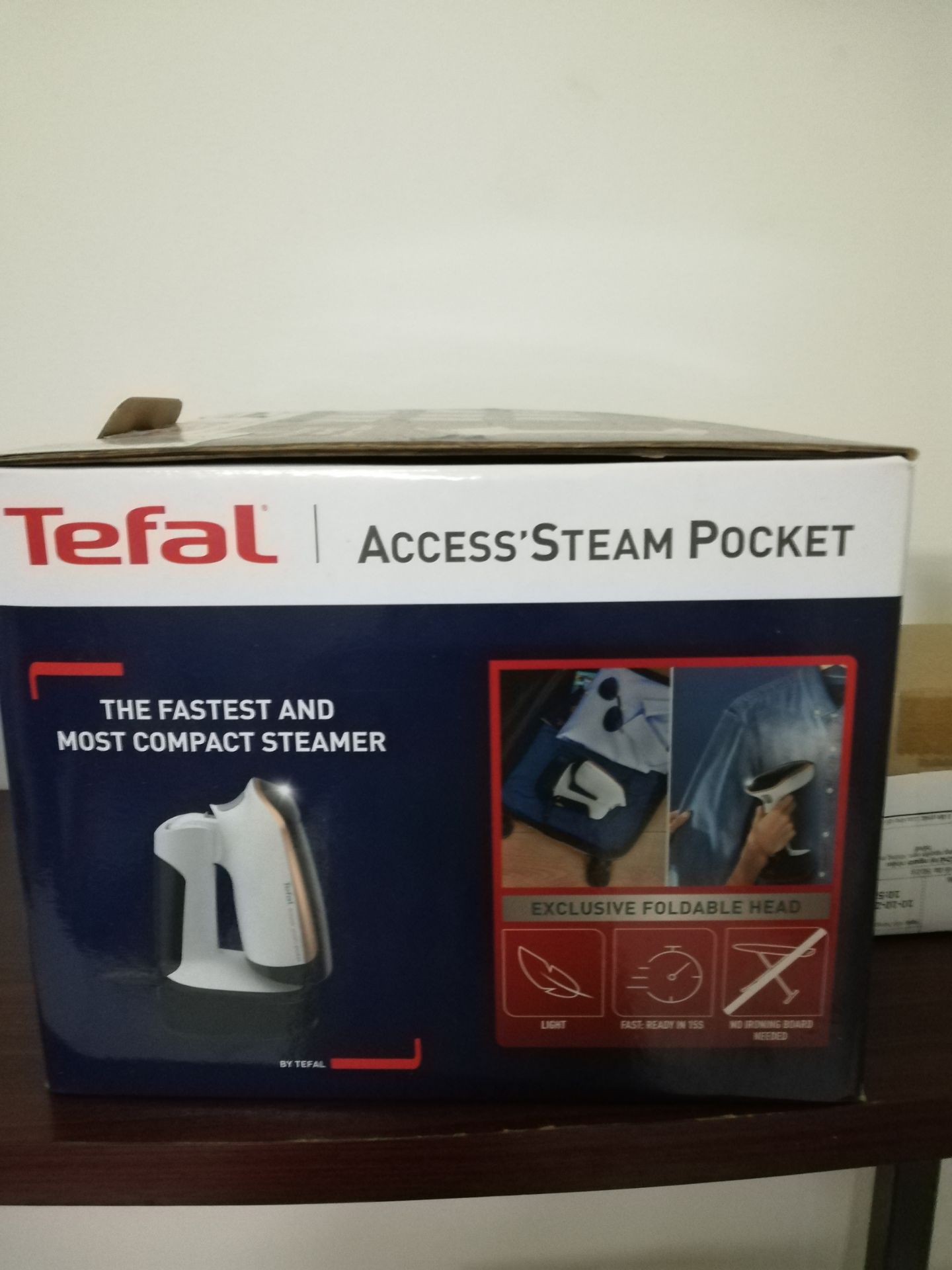 Giao hàng nhanh, nhưng hộp không có tem niêm phong. Ủi không thẳng lắm vì treo trên giá, muốn ủi thẳng phải trải đồ trên mặt phẳng. Thấy cũng không tiện gì mấy