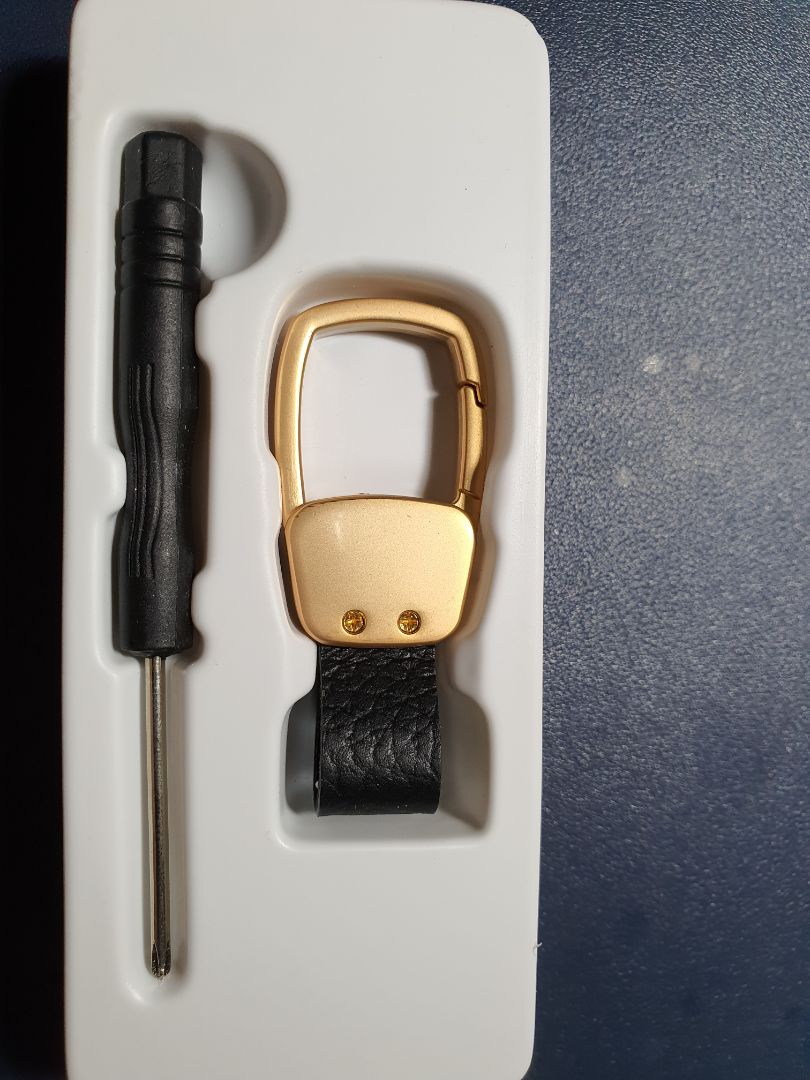 Rất hài lòng. mẫu mã đẹp. không có khoen. giảm tiện ích khi có kèm vít cạy khoen gắn chìa khóa.