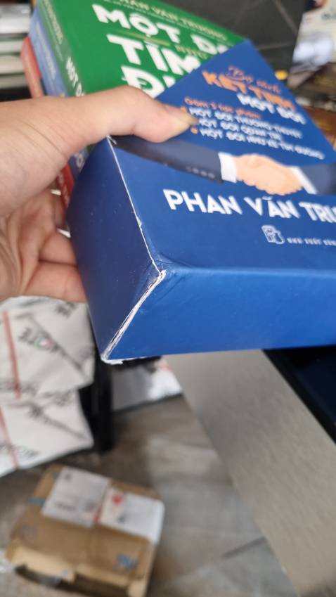 Sách ngọai hình đẹp. Giấy đẹp, shop có quà dễ thương. Hơi cấn góc 1 tí do bên giao hàng ko cẩn thận. Thời gian giao hàng lâu hơn dự kiến.