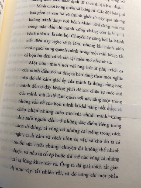 Tiki ship với tốc độ ánh sáng, chẳng chống sốc gì nhưng trộm vía đến nơi vẫn an toàn, mùi giấy thì thơm vô cùng rất phê
Truyện thì 10đ nha mng, truyện có thể tuỳ gu (nhưng với mình là rất hay) nhưng văn phong bác Trịnh lữ dịch thì không có gì để chê. Rừng Na Uy đọc lần 1 không hiểu hết nhưng khi đọc lại lần 2 thì chắc chắn thấm được rất nhiều điều. Truyện thiên về tâm lý rất nhiều, mình thì lại thích được phân tích tâm lý nhân vật nên phải nói mình rất thích quyển nàyyyy.