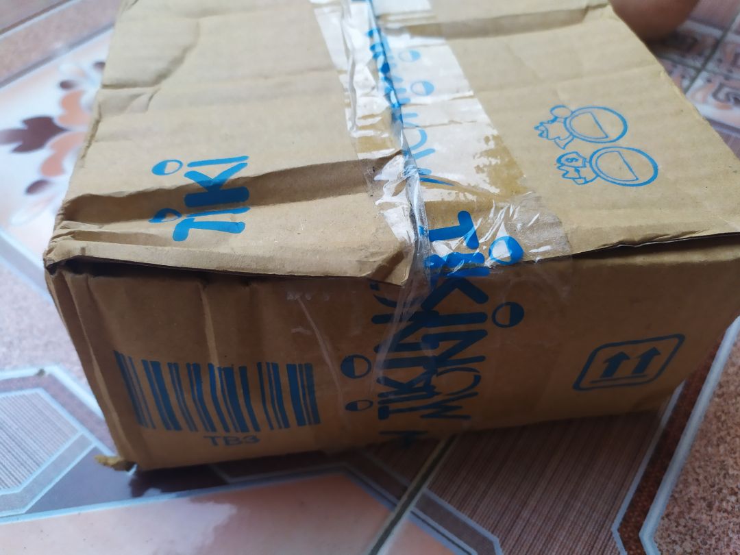 Hộp đựng sách không chắc chắn tí nào, đây là lần thứ 2 mình mua sách mà bị vậy rồi. 
Lần này đặt 3 cuốn sách mà cuốn nào cũng bị bụi bám đầy hết, nói chung đây là điều làm mình thất vọng nhất. Sách có bookcare nhé.
Giao hàng nhanh, hôm qua đặt hôm nay có luôn.
Về nội dung sách, sách được chia thành các phần ngắn, nhỏ (khoảng 2-3 tờ) phù hợp với các bạn không có nhiều thời gian nhưng vẫn muốn đọc sách, như vậy sẽ không sợ bị gián đoạn. Cách viết theo cảm nhận riêng của mình thì hơi khô khan và không cuốn hút cho lắm. Một phần mình nghĩ ở VN thường xuyên tiếp xúc với văn học Trung Quốc nên sẽ có hiểu biết nhiều hơn, khi đọc sẽ thấy "quen" hơn, và có phần thiếu với văn hoá các quốc gia khác. 
Đặc biệt có một đoạn, sách có nhắc đến câu "hồn Trương Ba, da hàng thịt" là một vở kịch nổi tiếng của Lưu Quang Vũ. Nhưng 2 tác phẩm này ra đời cách xa nhau (và mình không nghĩ bản chỉnh sửa tác giả lại cho thêm vào) mà không có chú thích. 
Thật sự thì cuốn sách này không để lại ấn tượng nhiều với mình, nhưng chắc là sẽ hợp gu một số bạn thích văn học Nhật.