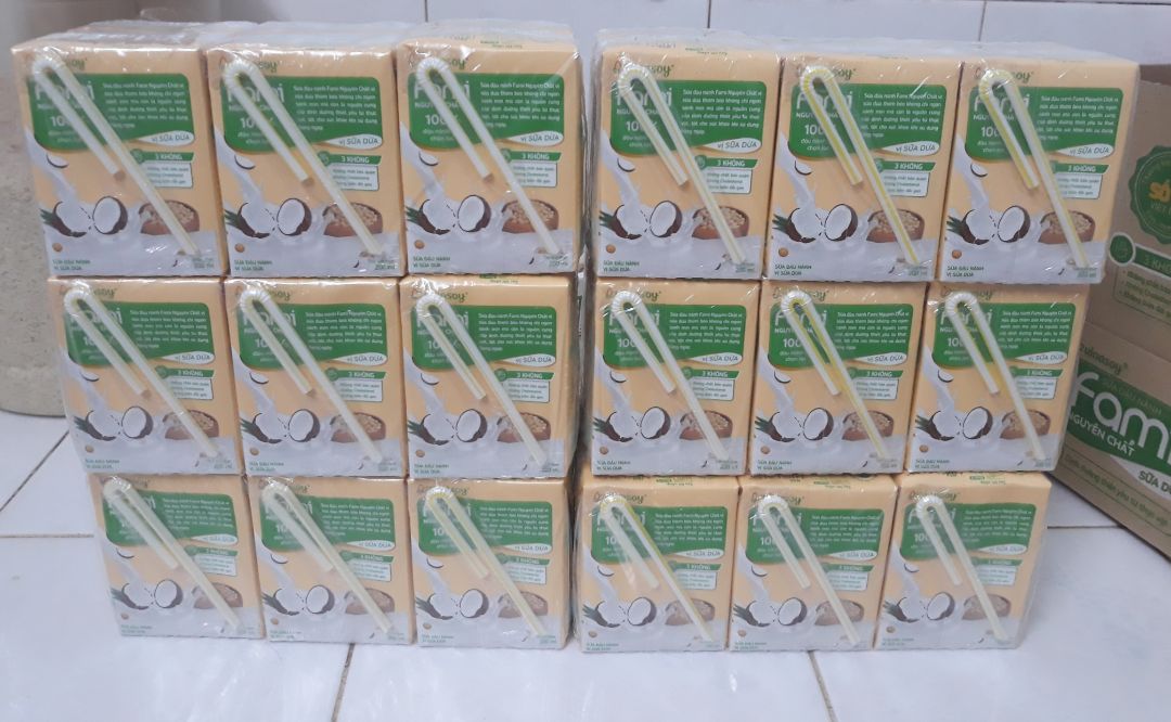 Sữa đậu nành vị Sữa Dừa uống thơm béo, không chỉ ngon mà còn là nguồn cung cấp dinh thiết yếu từ thực vật cho sức khỏe nữa. Gia đình mình rất thích uống sữa Fami vị Dừa này. Ngày nào nhà mình cũng uống 1 đến 2 hộp Fami hết đó. Mọi người cùng mình uống sữa đậu nành Fami nha!