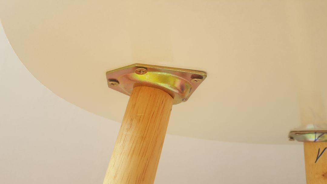 Bàn có chút bong nhỏ mặt viền tròn nhưng mình vẫn rất hài lòng với độc chắc chắn của bàn nhé. Các bạn lưu ý khi siết ốc ở vòng tròn nhỏ nên nhẹ tay hơn vòng tròn lớn vì độ mỏng của gỗ dễ lấn sang mặt trên. mình post rõ các góp ráp để các bạn dễ hình dung khi tự gắn đối với các bạn nữ như mình. Bàn có chút bong nhỏ mặt viền tròn nhưng mình vẫn rất hài lòng với độc chắc chắn của bàn nhé. Các bạn lưu ý khi siết ốc ở vòng tròn nhỏ nên nhẹ tay hơn vòng tròn lớn vì độ mỏng của gỗ dễ lấn sang mặt trên. mình post rõ các góp ráp để các bạn dễ hình dung khi tự gắn đối với các bạn nữ như mình.