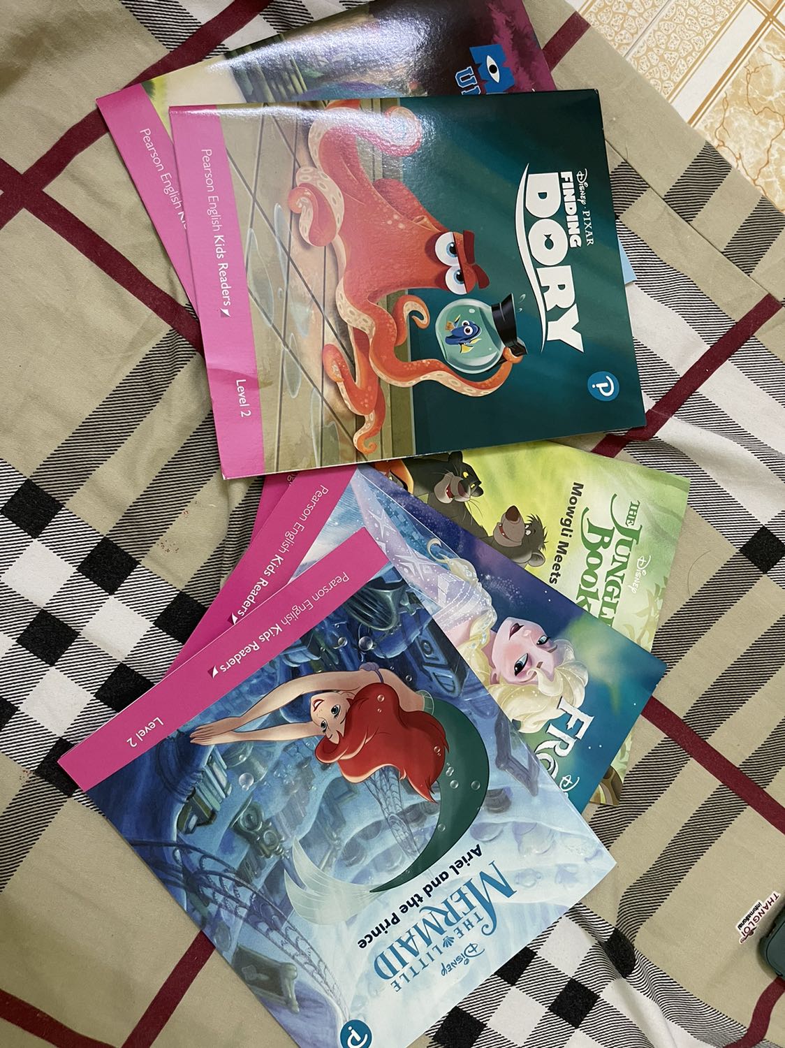 Sau khi mua thử bộ Level 1 thấy hay nên mình quyết định mua tiếp bộ Lv2 ngay đợt giảm giá tốt. Bộ này rất ư là ưng ý. Nhất là sau khi đọc cho bé nghe và cho xem phim hoạt hình, bé rất thích thú. Chờ đến đợt giảm sâu sẽ tiếp tục mua đủ bộ.