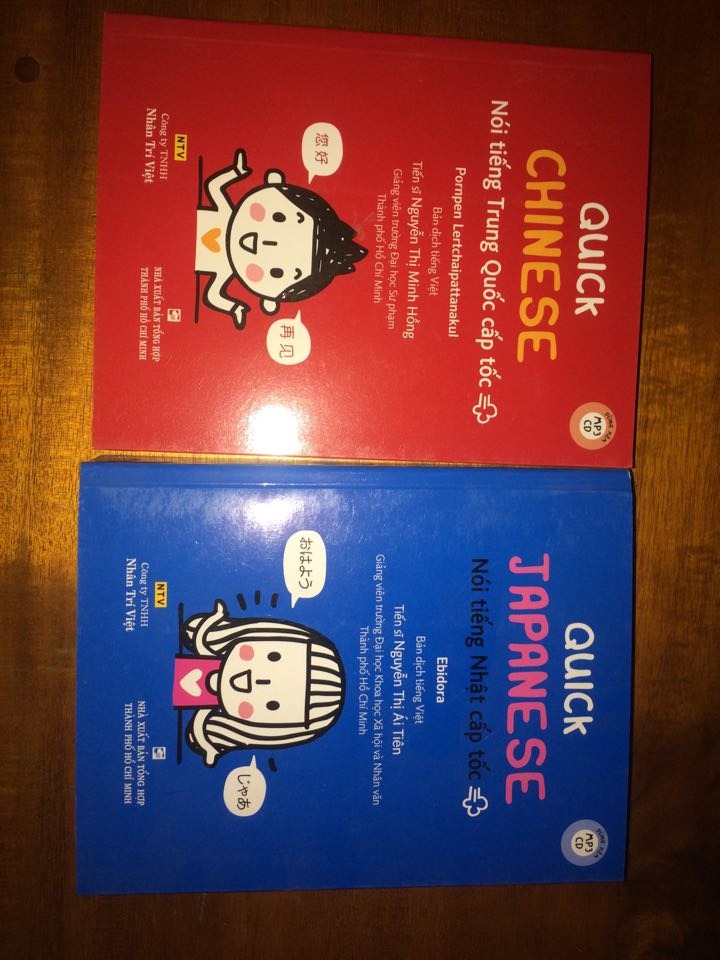 Sách nhỏ gọn nhưng dày dặn, cuốn tiếng Nhật dày hơn tiếng Trung, hình minh họa dễ thương, nội dung bao quát nhiều chủ đề trong cuộc sống, tóm lại là rất thích, có điều giao hành hơi lâu mà ksao >