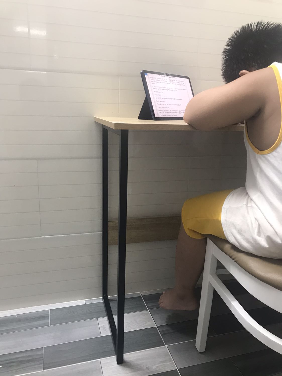 Đặt theo hình minh hoạ là chân bàn màu trắng mà mở hộp ra chân màu đen,do CT16 nên hàng đợi quá lâu 23 ngày mới giao tới,sản phẩm đáng mua trong tầm giá này, Nên mua