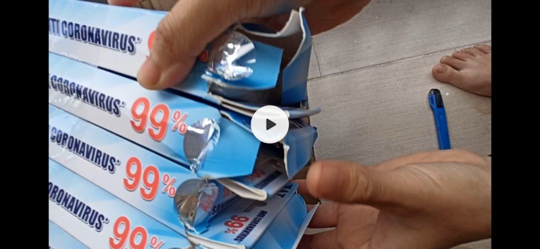 bán hàng mà hộp khẩu trang không còn nguyên vẹn bị bóc mở hộp rách tem chống hàng giả tùm lum mà cũng đem đi đóng hàng giao,đơn hàng mua khẩu trang mà sao có củ tỏi cô đơn trong này,shop làm ăn kiểu gì vậy mà cũng lên tiki bán hàng vậy à