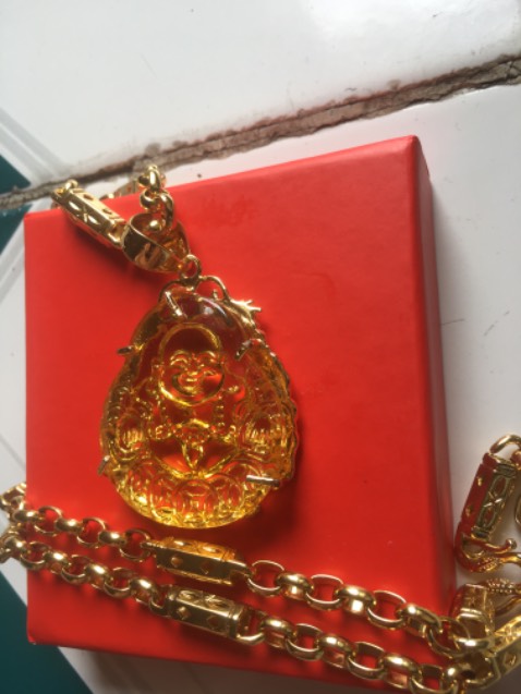 Như hình, mặt dây hơi tróc , lộ lõi bên trong, tổng thể cũng khá ổn!