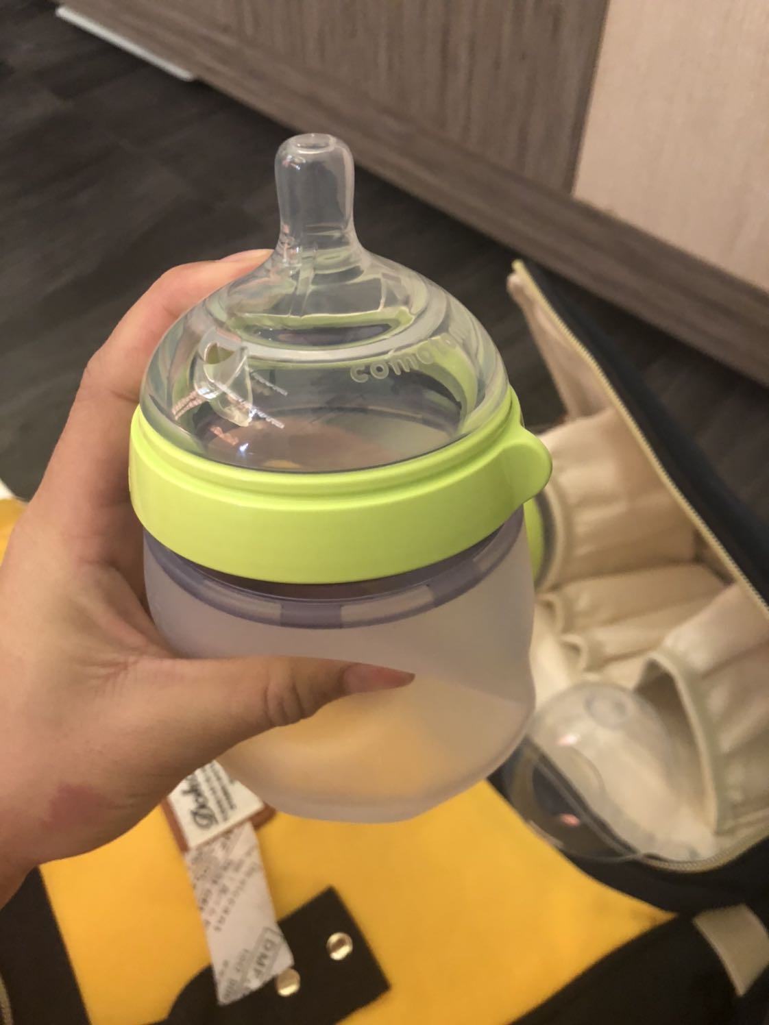 1. Mẫu mã đẹp.
2. Silicon co ve tốt (nhìn bề ngoài, do chưa dùng đến), cầm chắc tay, đầu ti to và mềm giống ti mẹ.
3. Giao hàng có hộp cẩn thận, cảm giác an tâm.
4. Thiết kế chắc chắn, có lẽ sẻ sử dụng được lâu dài, ko lo bị vỡ hay làm tổn thương khi bé vo tinh làm rớt.
5. Mua trên Tiki dc giao Free mà còn dc giảm giá. Mua ở shop đắt hơn 150k.