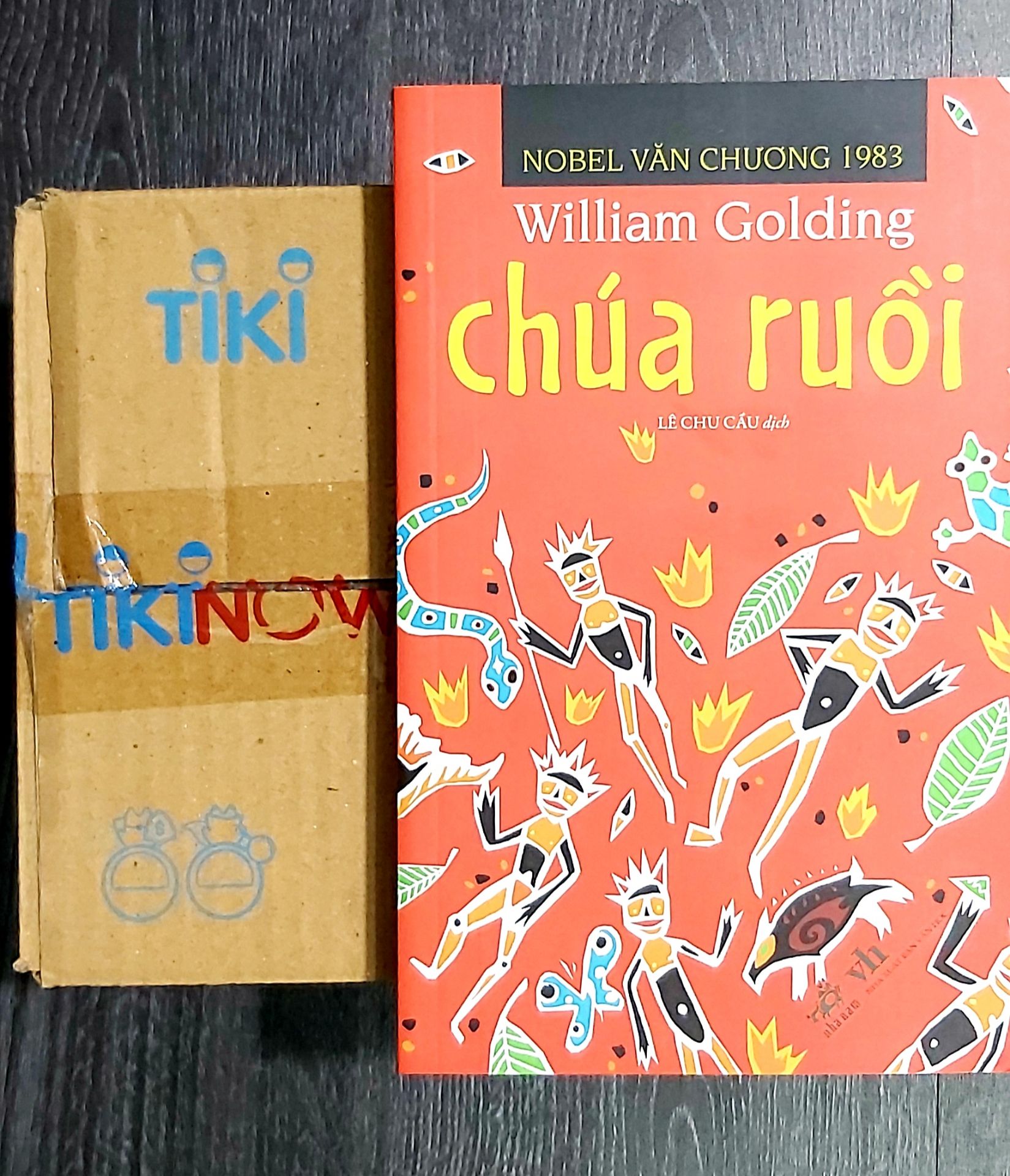 "Nếu Chúa ruồi chỉ đơn thuần là một tác phẩm văn học thiếu nhi, ắt hẳn nó sẽ vô cùng rạo rục và tuơi sáng, nhưng tác giả của nó là Golding, nguời đã trải qua đủ ác mộng để hiểu rằng, nơi nào con nguời không kiềm chế đuợc cái ác bản năng thì dẫu chỉ là trò chơi của trẻ nít, vuờn địa đàng sớm muộn cũng thành địa ngục." The Times