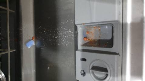 Sau chu kỳ rửa "năng" 2h55ph mà viên rửa vẫn không tan hết!!! Không phải viên nào cũng vậy. Rửa xong sấy xong mà đũa vẫn ướt, không như những lần khác. Chắc hàng giả.