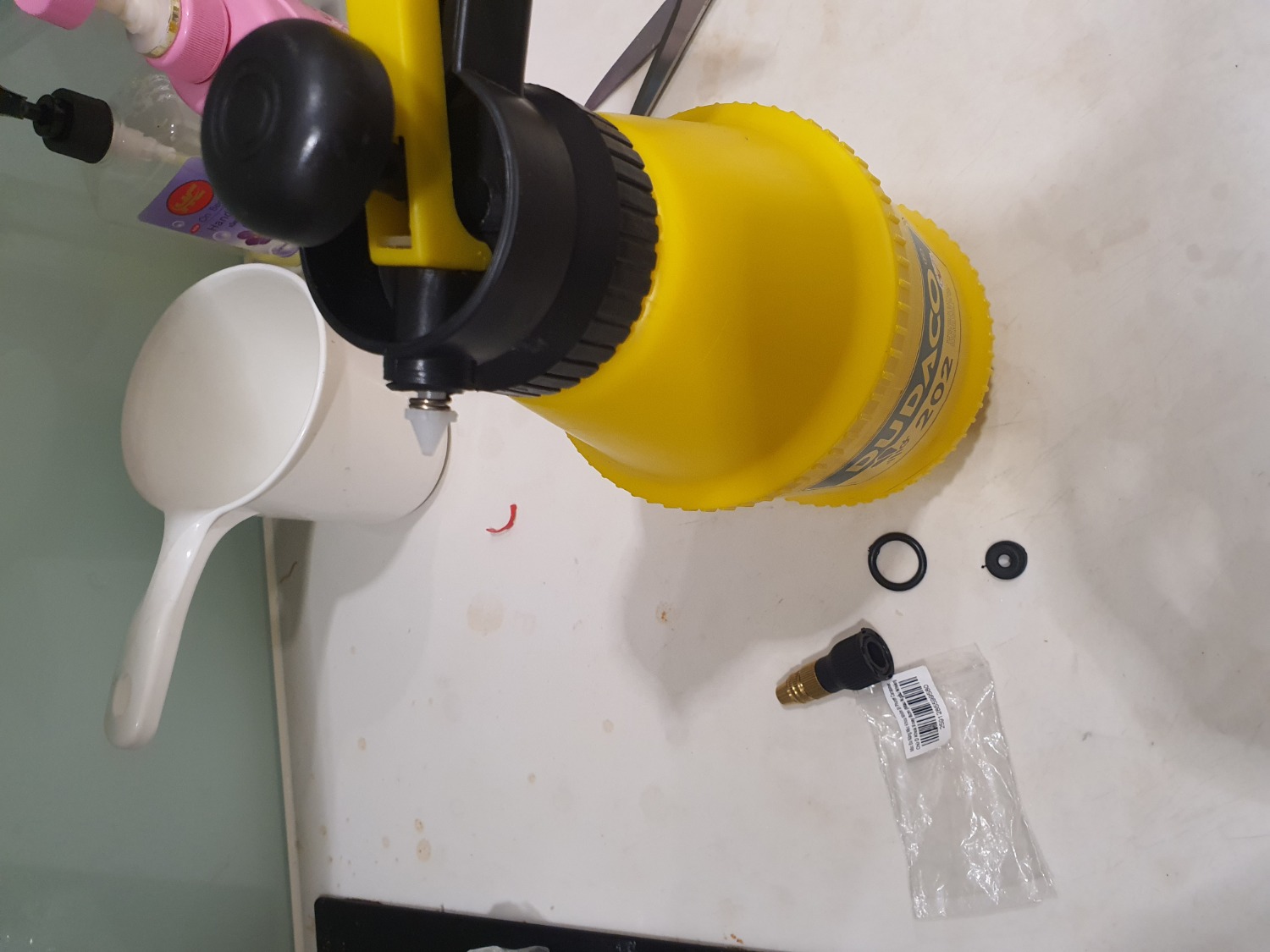 Giao hàng bị gẫy vòi phun, lại còn cho vòi phun gẫy và 2 phụ kiện vào trong 1 túi nhỏ ???
Không hiểu người gói hàng cố tình hay không biết là vòi phun đấy đã bị gẫy từ trước không nữa? Nhưng nói chung khi nhận hàng có cảm giác bị *** và bực mình mặc dù loại hàng này cũng không đáng bao tiền. Hy vọng sau bài đánh giá này shop chú ý hơn.