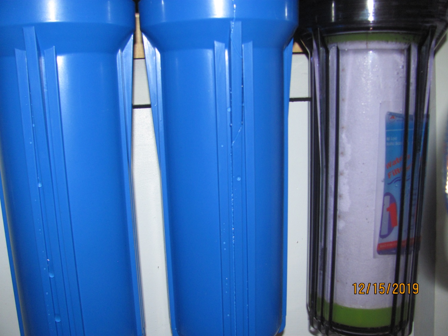 Bộ lọc nước bị rỉ ở bình số 2 và 3, riêng ở 2 đầu In và Out thì không bị rỉ.  Tôi gởi kèm tất cà 5 hình để Tiki nhận xét.

Yêu cầu gởi người tới nhận hàng trã về.  Đây không phải là lổi của tôi!