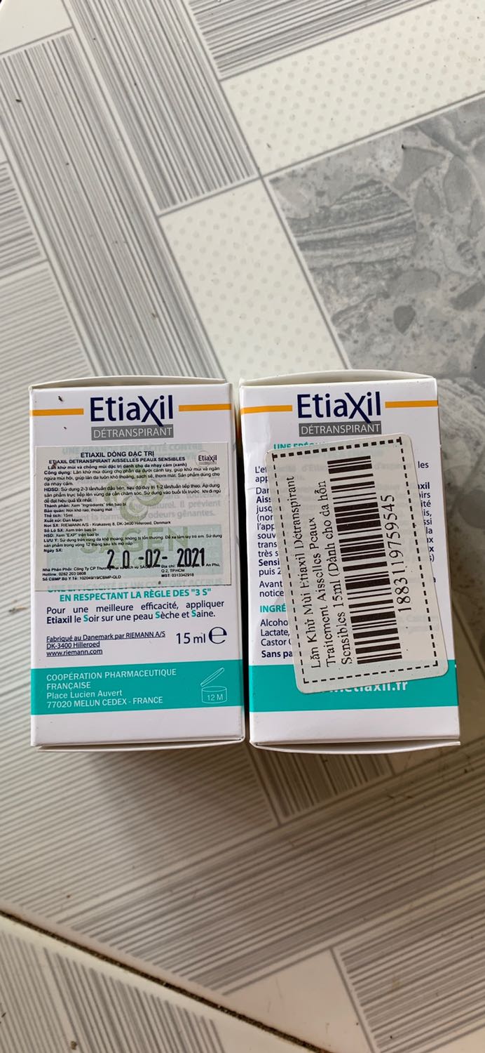 Vì dịch nên đợi lâu. Nhưng hài lòng khi nhận sản phẩm còn nguyên vẹn, có nhãn mác ghi tiếng việt và ngày sản xuất rõ ràng. Date mới, chai nhỏ gọn, vì là dòng đặc trị nên mình nghĩ là với 15ml sẽ sử dụng đc vài tháng.