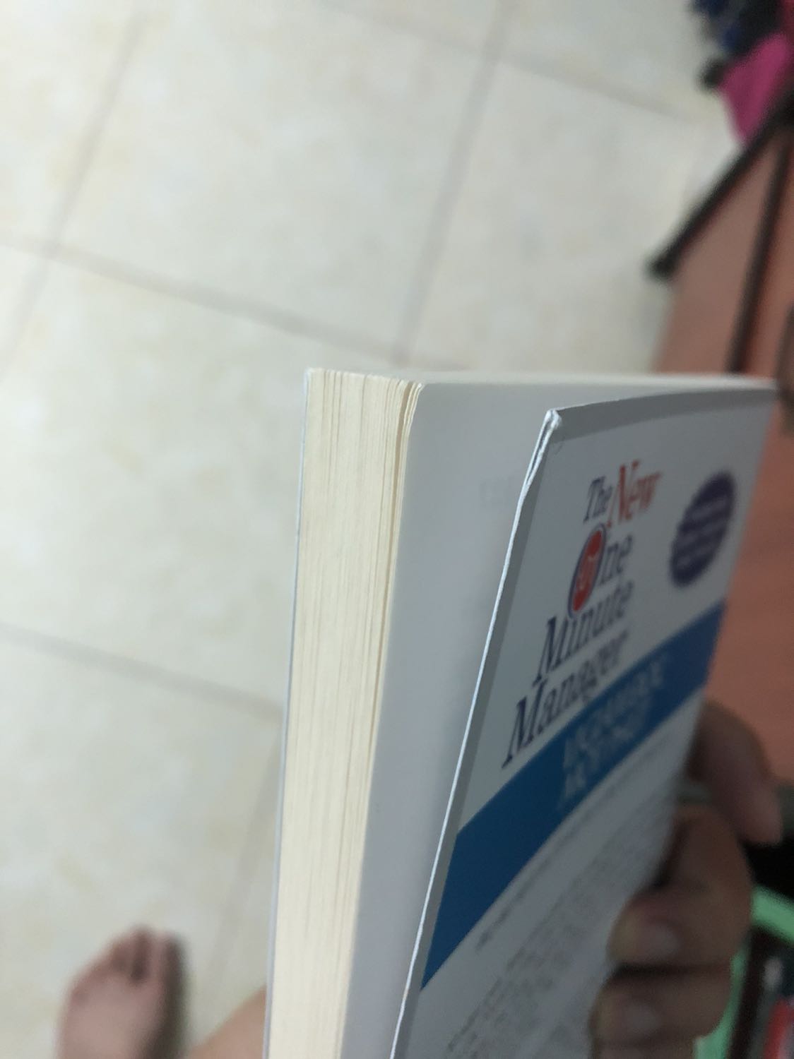 Nhìn như sách cũ, góc bìa bị bong