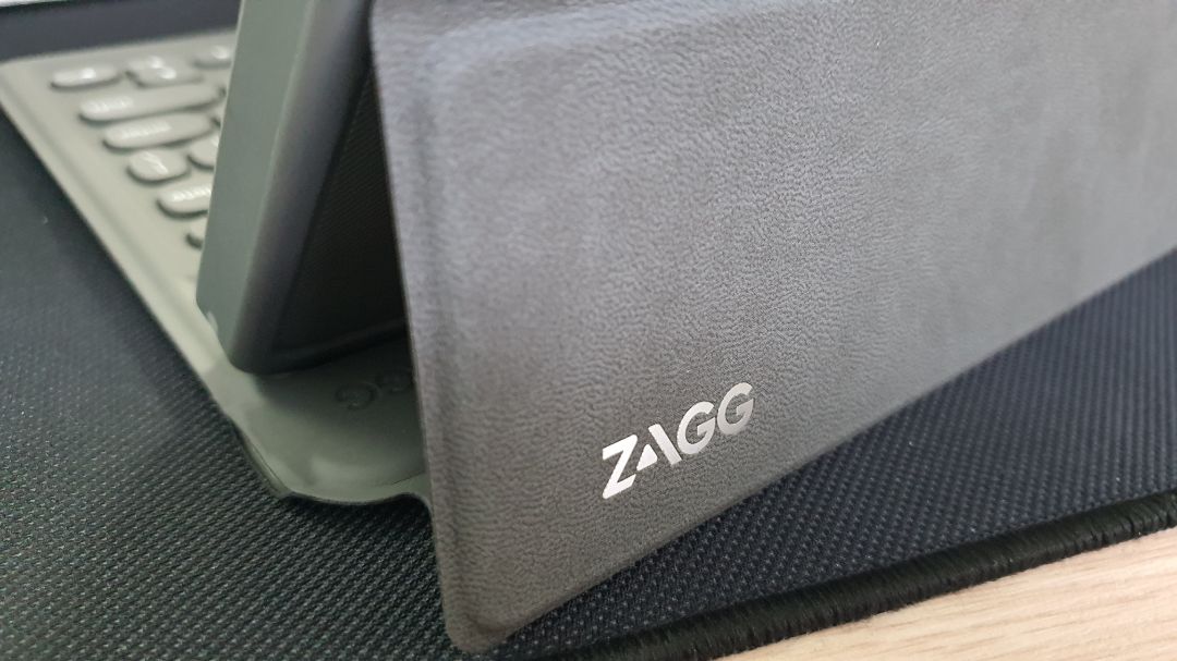 Phím bấm êm; build chắc tay; hoàn thiện tốt; đèn bàn phím khá thích; ốp lưng linh hoạt tháo rời được. Kèm theo quà khuyến mãi.