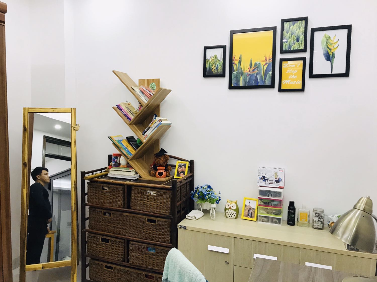 Tranh đẹp, in rõ nét, màu sang. Khung tranh chắc chắn. Shop còn cho mình thừa 2 cái đinh nữa. Treo lên cái nhà đầy nghệ thuật hơn hẳn :)) thanks shop!