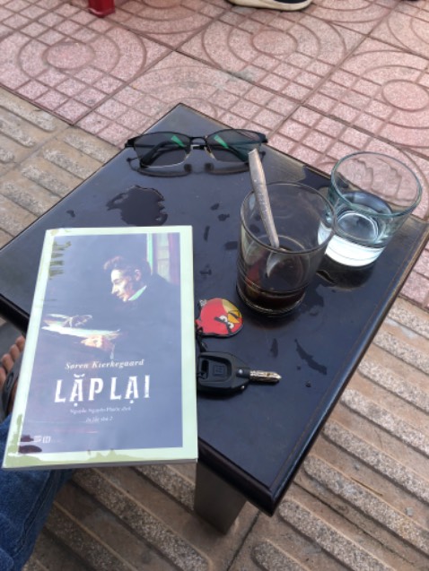 Nói chung à sách của đại sư phụ Hiện Sinh - cơ mà yếu bóng vía đọc hoảng đấy :) Nói chung à sách của đại sư phụ Hiện Sinh - cơ mà yếu bóng vía đọc hoảng đấy :)