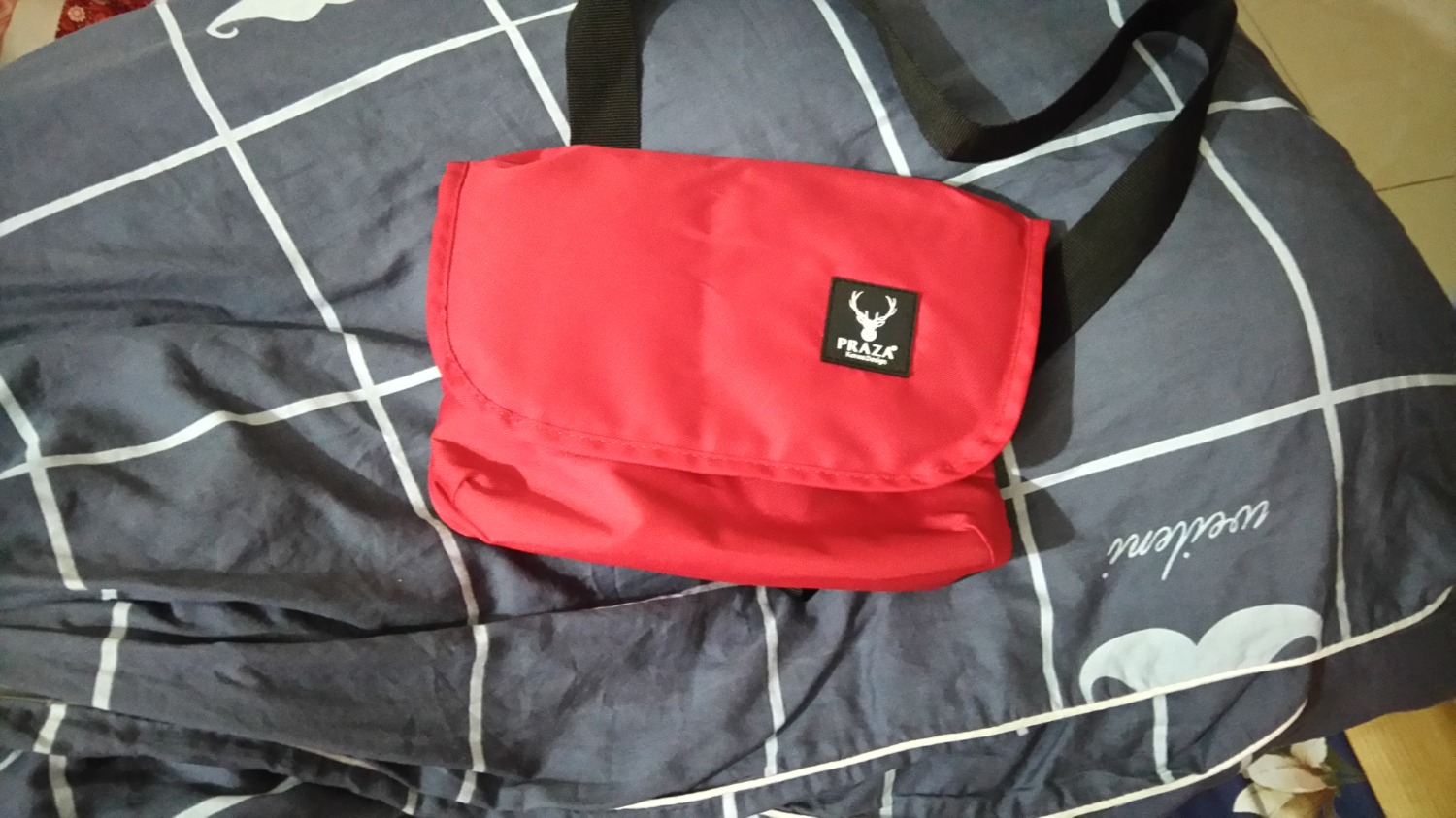 Túi tốt. Màu đỏ y hình. Màu vàng không rõ. Vải có mùi nhưng ko khó chịu lắm. để 1 lúc là hết. đường may chắc chắc. với giá 88k thì túi thế này là ổn