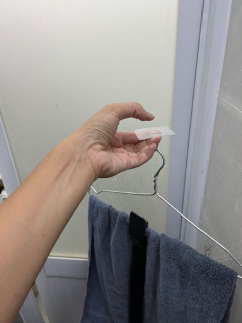 Sản phẩm tệ *** chưởng, treo có cái khăn với sợi dây nịch cũng ko dính nổi(dán vào gạch đàng hoàng). Đừng mua phí tiền, tốn thời gian còn bực mình 😠