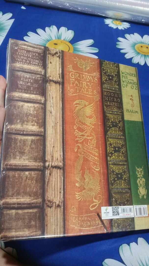 Thành thực mà nói khi xem ảnh sản phẩm, mình không thích cách thiết kế bìa như thế này cho lắm, nhìn hơi rối mắt. Nhưng khi nhận được sách thì thấy ok, có lẽ do chất liệu giấy và chất lượng in tốt nên quyển sách vẫn rất trang trọng. Nhận được sách nguyên vẹn nên rất vui. Thank Tiki.