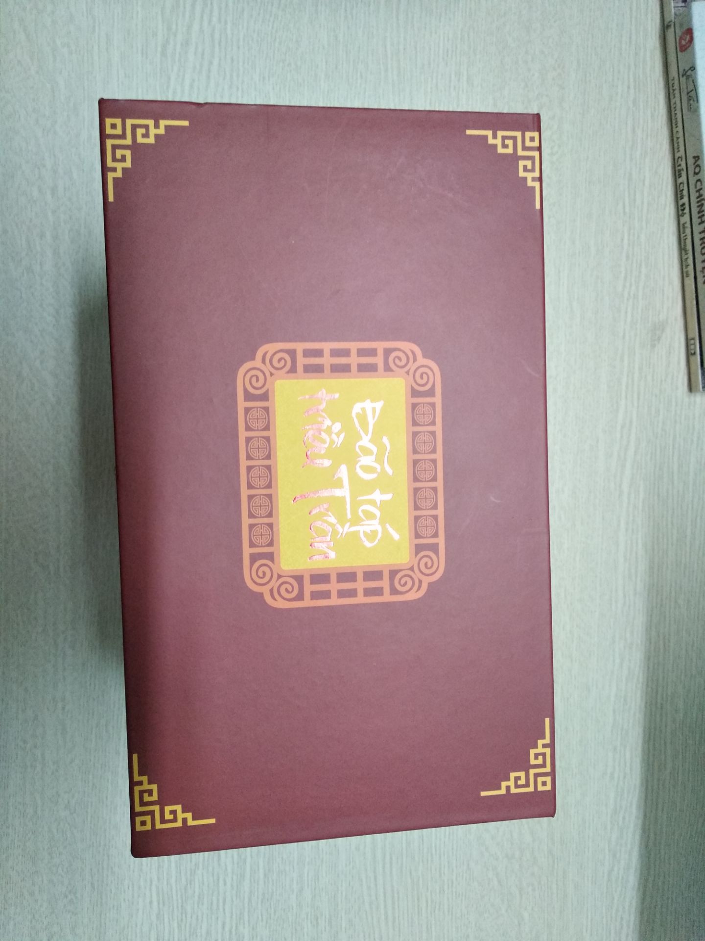 vận chuyển vẫn chưa tốt làm hộp bị móp xíu. Nhưng nd thì miễn chê nhé, dân ta phải biết sử ta, để gìn giữ tinh thần dân tộc mình. Bộ tiểu thuyết lịch sử này sẽ khiến mn thấy yêu sử, yêu nước mình hơn, mọi người hãy mua đọc đi ạ