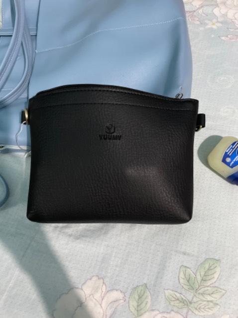 Đựng đc quá trời đồ màu đen dễ dùng mua lần 2 cái lun sẽ tiếp tục ủng hộ khi cần, đang me balo giảm quất tiếp kkkkk