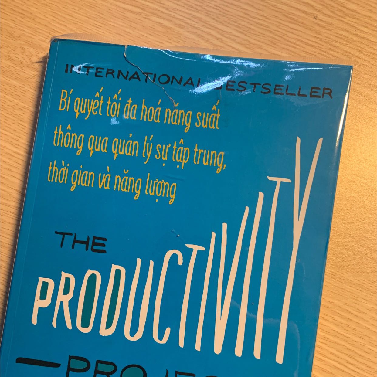 Dịch vụ tệ đến thế là cùng, người bọc sách không nhìn thấy sách bị rách hay sao còn cố đóng gói giao cho bên vận chuyển, hay cái vết rách này do chính lúc bọc sách gây ra????
Mình sử dụng bookcare để bảo vệ sách chứ không phải dùng bookcare để bọc những quyển rách như vậy rồi đem giao cho khách hàng.