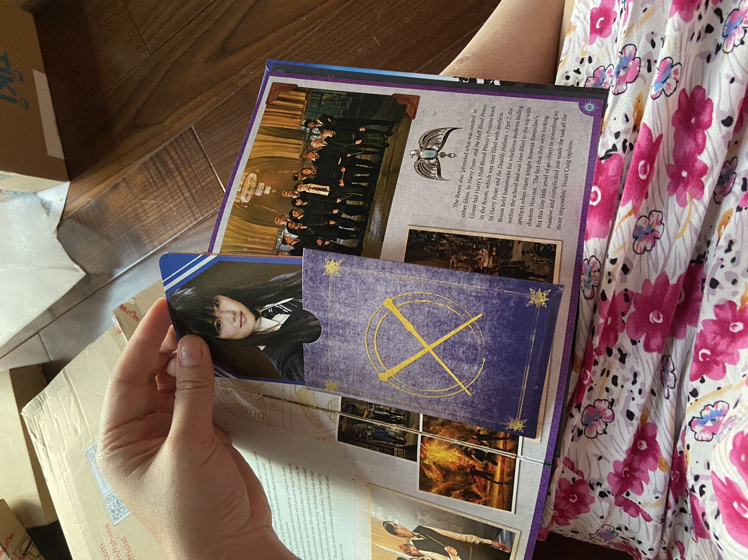 Có xước một đường bé trên bìa mặt trước nhưng mà bé thôi nên không sao. Nói chung là ổn