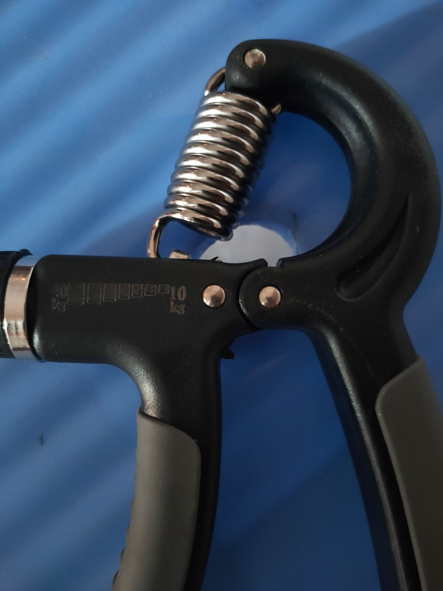 hàng ok chỉ có việc là cố tình giao kìm bóp tay chỉnh lực không đúng như giới thiệu bán 10-60kg nhưng giao có 10 -40 kg lỗi cố tình khách thấy ko quan trọng lắm cũng ko trả hàng