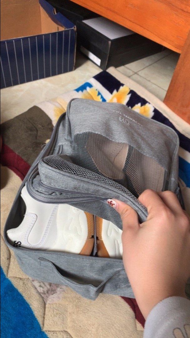 tưởng bé mà không hề bé tý nào, đựng được 1 đôi mlb và 1 đôi giày búp bê. bên trong vẫn đủ chứa 1 đôi dép luôn nói chung là ưng lắm, sẽ ủng hộ shop tiếp