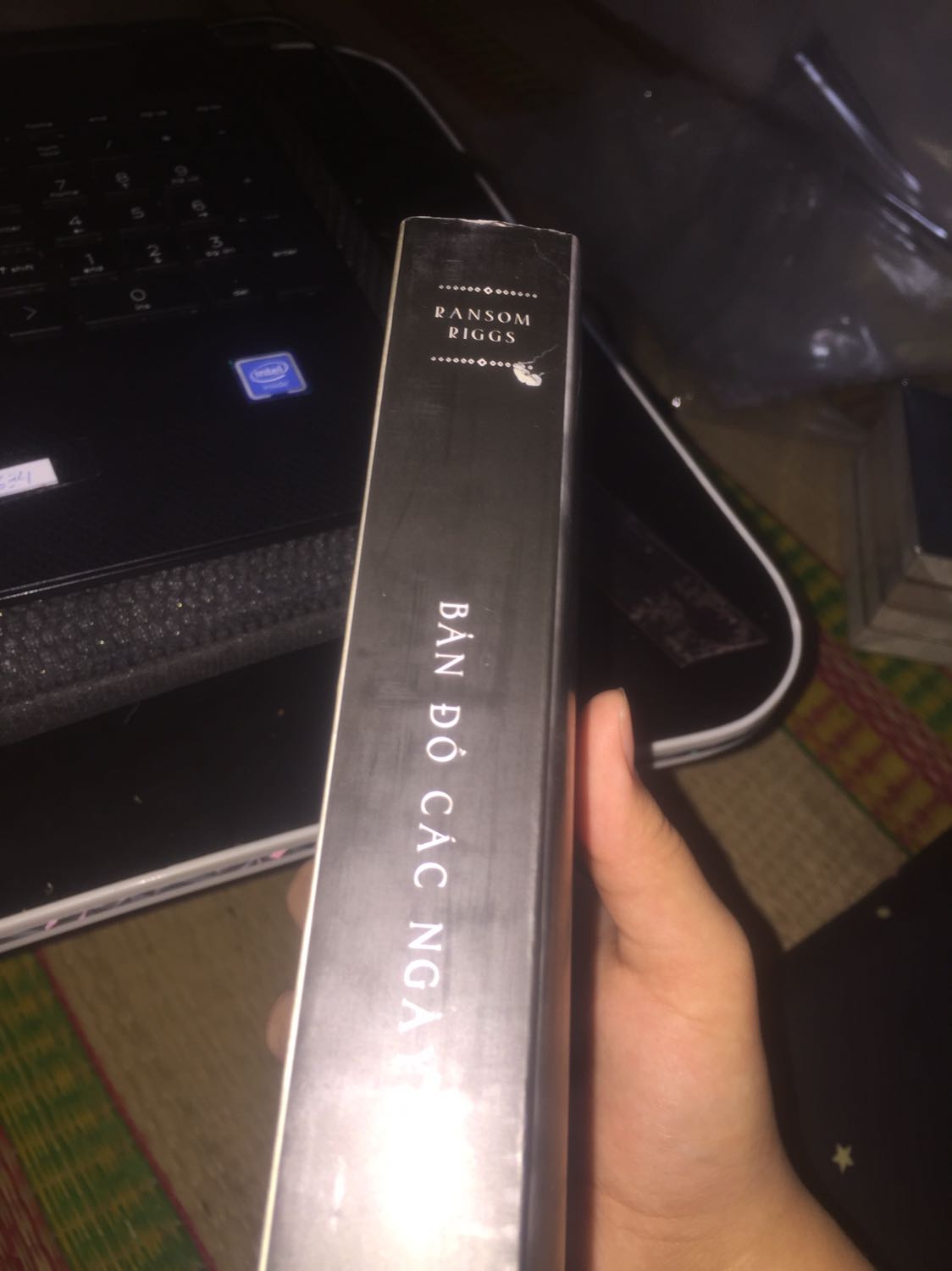 Cực kỳ thích bộ này thấy trên tiki thì đặt ngay 
Và kết quả muốn xĩu ngang
 t là người cực kỳ lười đánh giá nhưng mà cũng phải lên viết một cái :)) 
ĐIỂM CỘNG:
-  giao nhanh, phí rẻ
ĐIỂM TRỪ:
- Gáy xấu
- không chống sống
- rách mẹ cái gáy 🤡