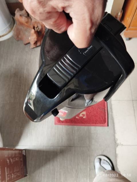 Tin tưởng nên đã giao tiền. Nghe lách cách, mở bên trong xem thấy hàng bị vỡ.