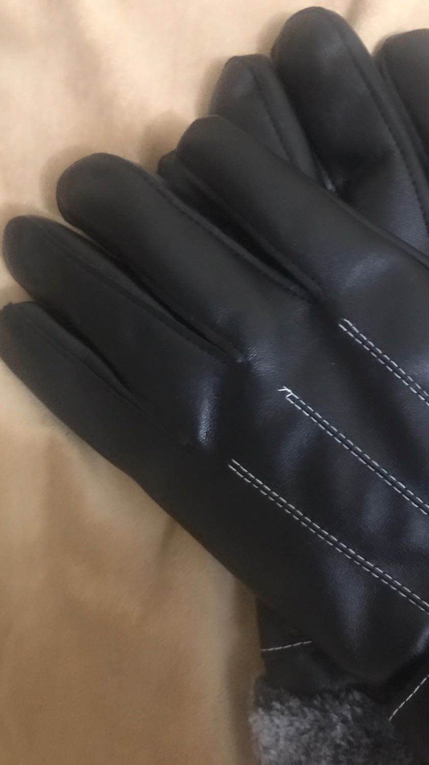 Găng tay da mềm mại, lớp lót lông đeo vào rất ấm và êm tay nữa, không có cảm giác thôi bởi da. Đeo rất mềm mại và dễ chịu. Cảm ứng điện thoại ngon lành. Nói chung so với tầm giá thì đánh giá 5 sao ủng hộ shop luôn.
