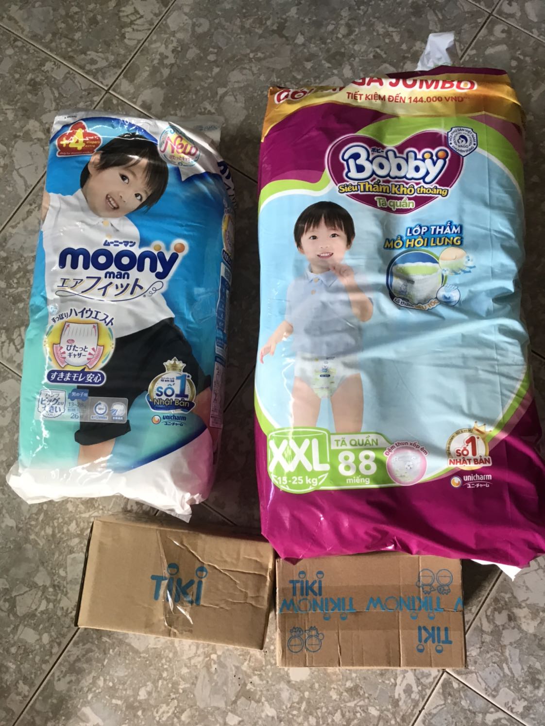 Tả thấm hút tốt, không bị hâm nhưng size hơi nhỏ, mình mua size XXL mà bé mình 15kg là vừa khít luôn Tả thấm hút tốt, không bị hâm nhưng size hơi nhỏ, mình mua size XXL mà bé mình 15kg là vừa khít luôn