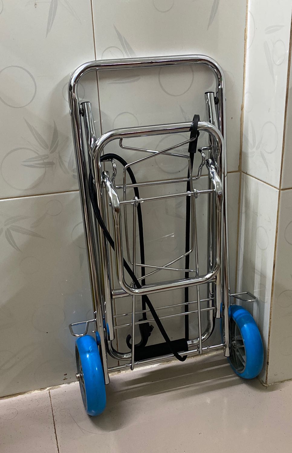 Hàng đẹp đúng quản cáo, bánh xe đẹp chất lượng, khung xe chắc chắn. Sản phẩm đáng mua thích hợp đi chợ hoặc gấp gọn trong cốp oto kéo đồ