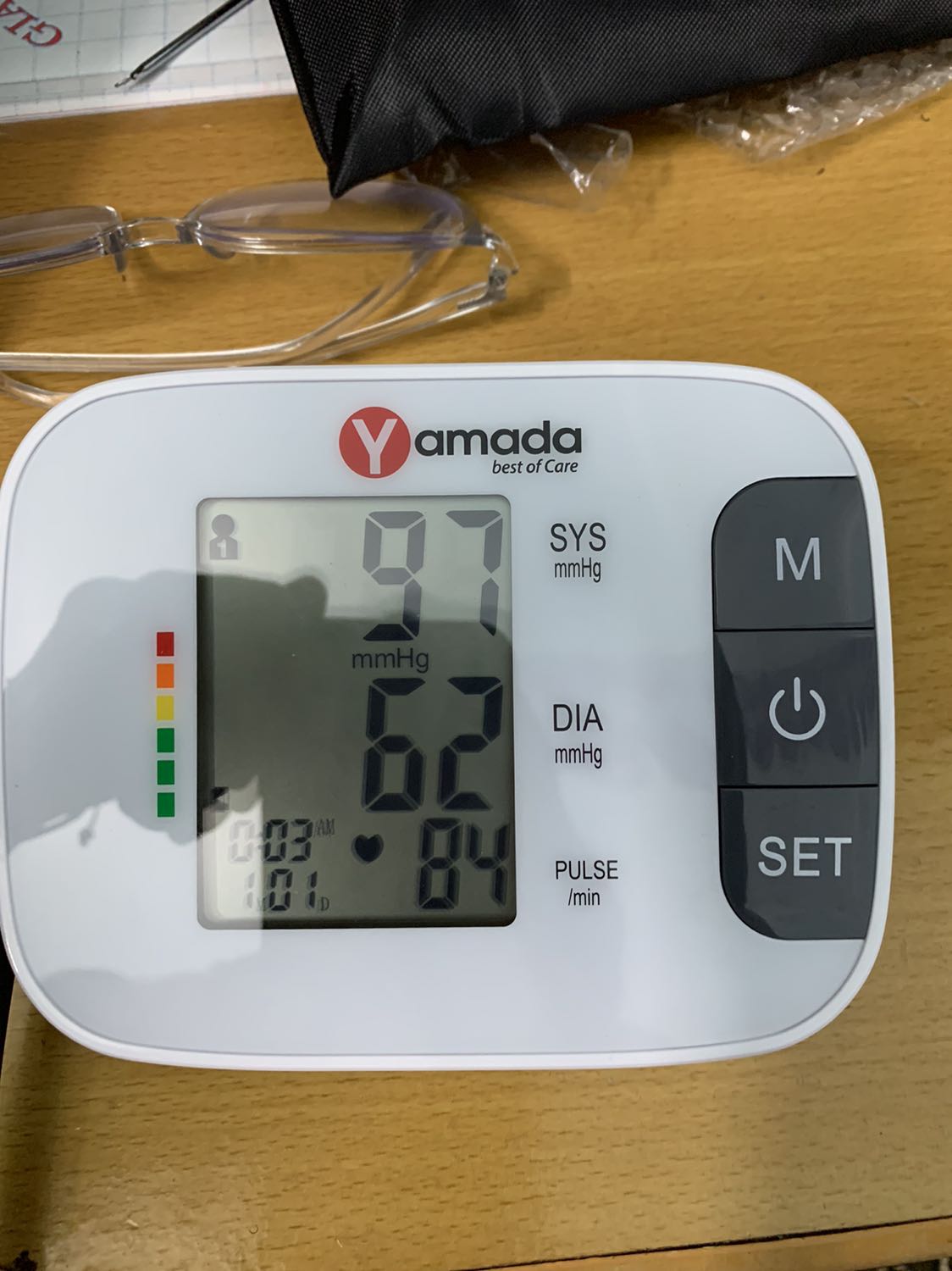 Giao hàng nhanh, máy xịn lắmmm. Máy có cả giọng nói “huyết áp của bạn rất tốt” nữa. Cho bà mình dùng rất tiện luôn, chỉ cần ấn nút mở là máy tự đo rồi. Còn xem lại được kết quả đo trước nữa. Thật sự rất tuyệt vời. Bà mình dùng thích lắmmm