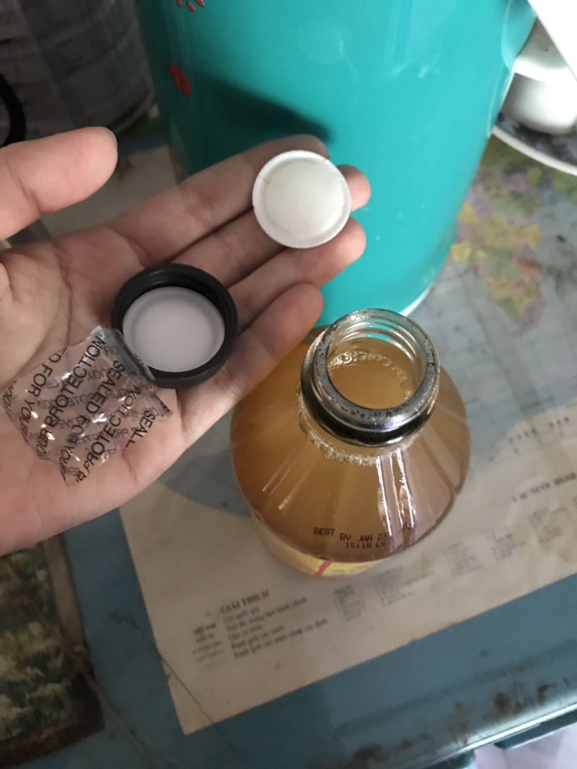 Mình mua 169k của shop May organic, mình rất hài lòng về cách đóng gói và hạn dùng còn dài, một phần do bản thân sản phẩm có hsd đến 5 năm. Thông tin nhập khẩu rõ ràng, nhà sản xuất đã niêm phong phía trong và ngoài nắp nên hạn chế rò rỉ sản phẩm. Về mùi thì cũng không quá kinh khủng như một số bạn miêu tả, nó là mùi đặc trưng của giấm lên men chưa qua tinh chế, giống loại giấm ở nhà tự nuôi lên men bằng rượu và chuối xiêm.