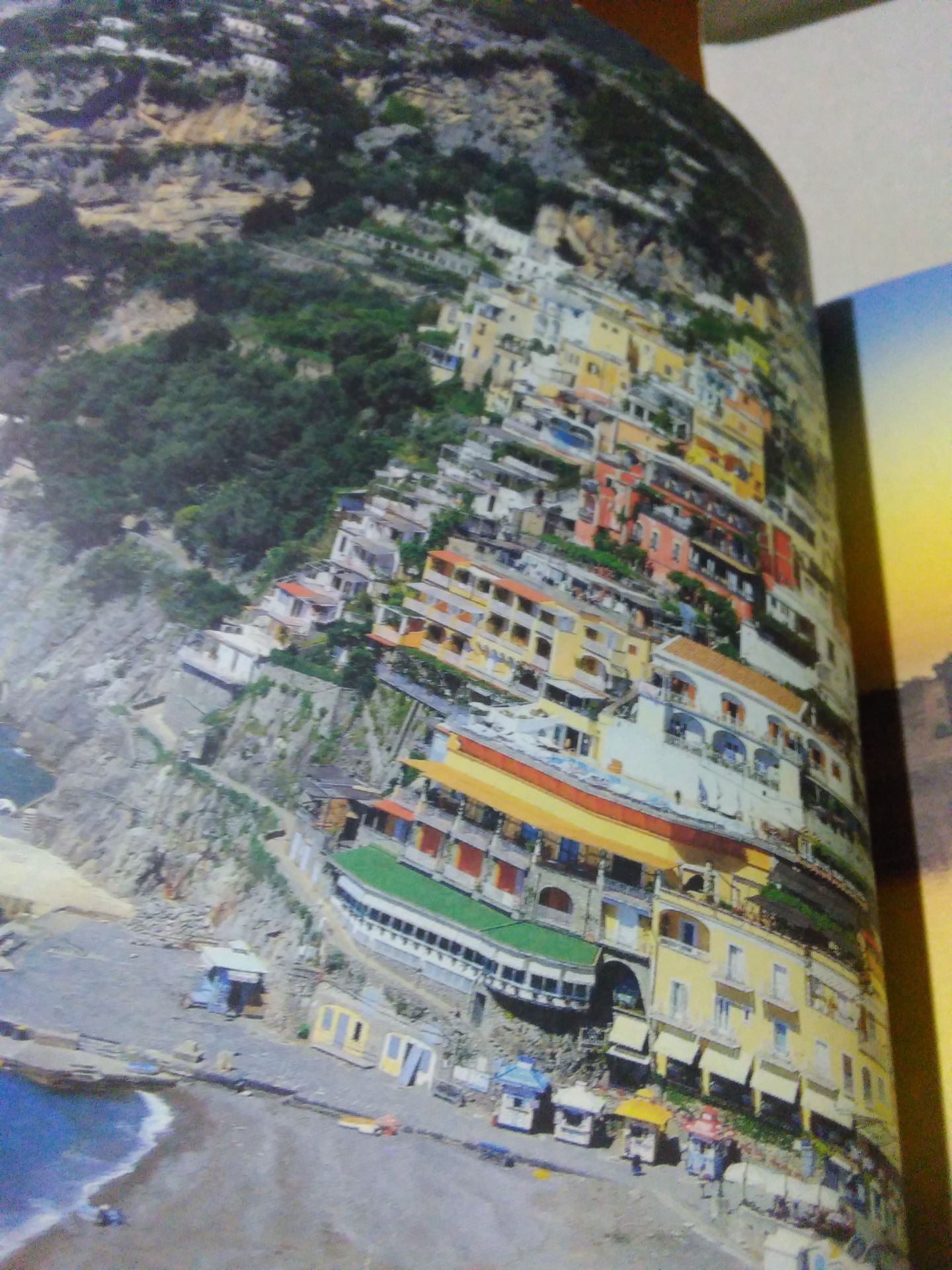 một cuốn sách rất hay, ko chỉ về hình thức mà còn là nội dung. Hình ảnh minh họa rất đẹp. Cuốn sách còn mang lại nhiều bài học, nói về nhiều con người trên những vùng đất khác nhau