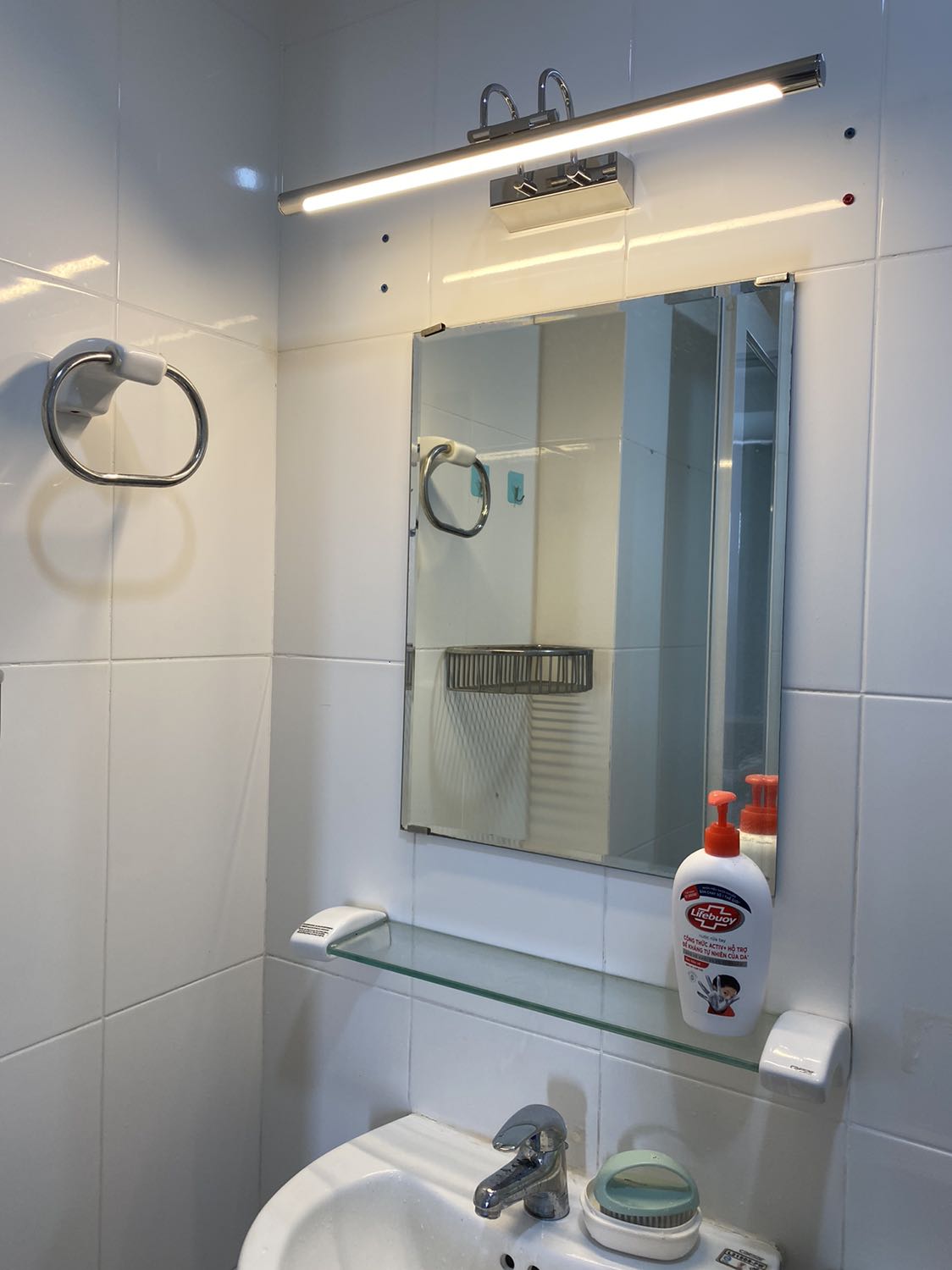 Sản phẩm đẹp như hình, nên cho thêm vít để gắn vào tường