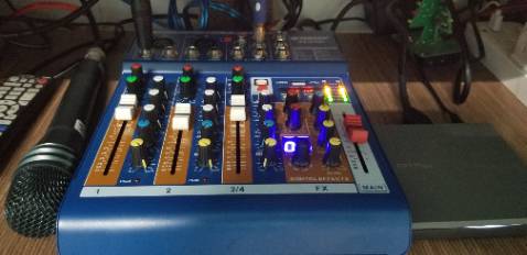 Sau gần 1 tháng dùng thì thấy đáng được 5 sao nha.
Trong tầm giá thì quá ổn cho bộ mixer nhỏ gọn đơn giản với hiệu ứng đủ dùng và tốt. Micro cho độ nhạy tốt và không bị hú rít. Chế độ echo reverse vừa đủ dùng trong karaoke cũng như live stream. 
Tuy nhiên có 1 vài điểm lưu ý là khi mua về các bạn phải chịu khó mua thêm bộ dây kết nối nhé.