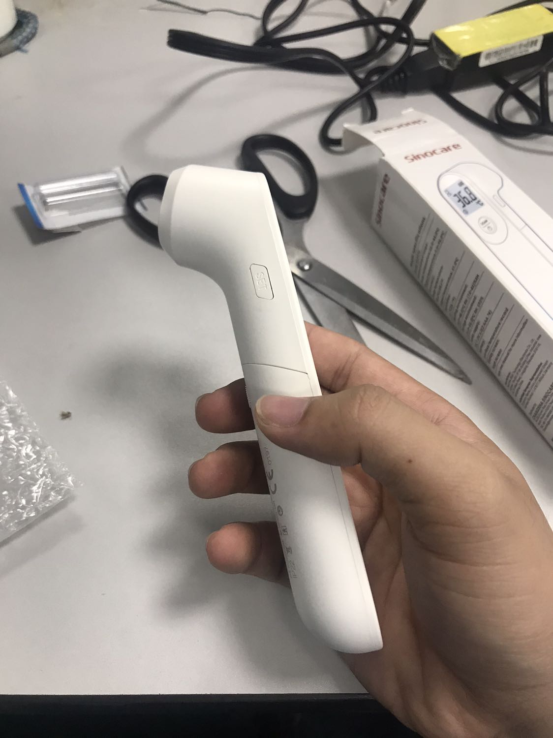 Đo rất nhanh, nhiệt độ cơ thể & đồ vật.
Màu trắng có thể mau dơ
Màn hình có nhiều vết Đo rất nhanh, nhiệt độ cơ thể & đồ vật.
Màu trắng có thể mau dơ
Màn hình có nhiều vết