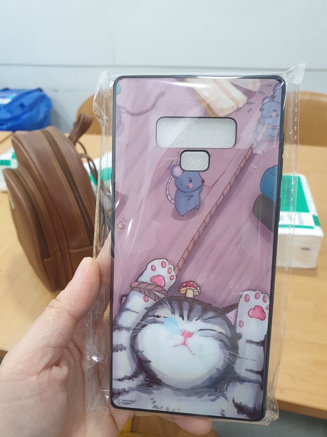 Hàng gởi ko giống hình. Trong hình màu nâu gỗ, giao là màu hồng.