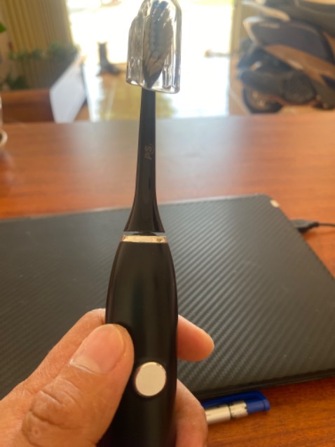 Đầu bàn chải theo máy (đáy có số 2) và đầu bàn chải mua tike (đáy có số 8). 
Lắp bàn chảo mới này thấy không khít vô. Vẫn còn trống một khoảng. 
Lỗ để nhét phía thân vào có vẻ nhỏ và nông hơn, nên ko xuống hết được
( 2 ảnh đầu là bàn chải cũ của mình, 2 hình sau là bàn chải mới đặt)