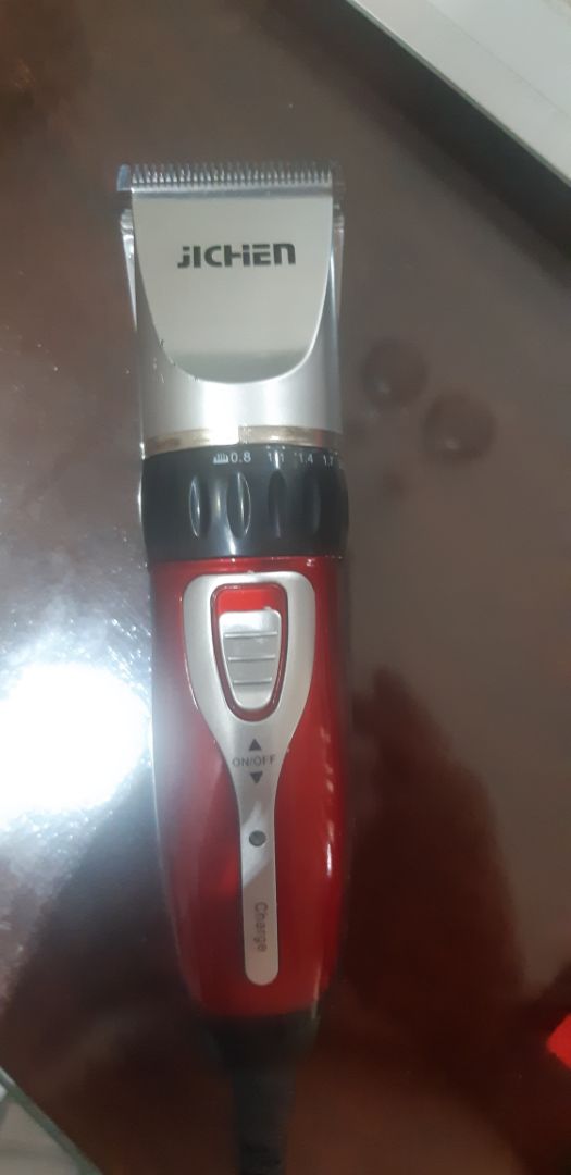 Lấy đồ cũ bán cho khách hàng, bị trầy sướt hết, tông đơ đem về mở công tắc lên không chạy được gì hết chắc hư rồi. Đề nghị shop xem lại (có kèm theo hình). Đã đề nghị trả hàng mà không thấy cử người đến nhận về, làm ăn mất uy tính quá không ai dám mua nữa