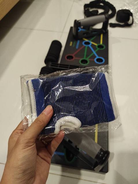 Thiếu hàng. Cái thanh ngang bị thiếu. Yêu cầu shop gửi lại đủ bộ giùm mình.
Gang tay tặng không hề giống hình. Là cái ống vải có lỗ. Ủa alo shop??? Shop lớn mà Làm ăn kì cục vậy