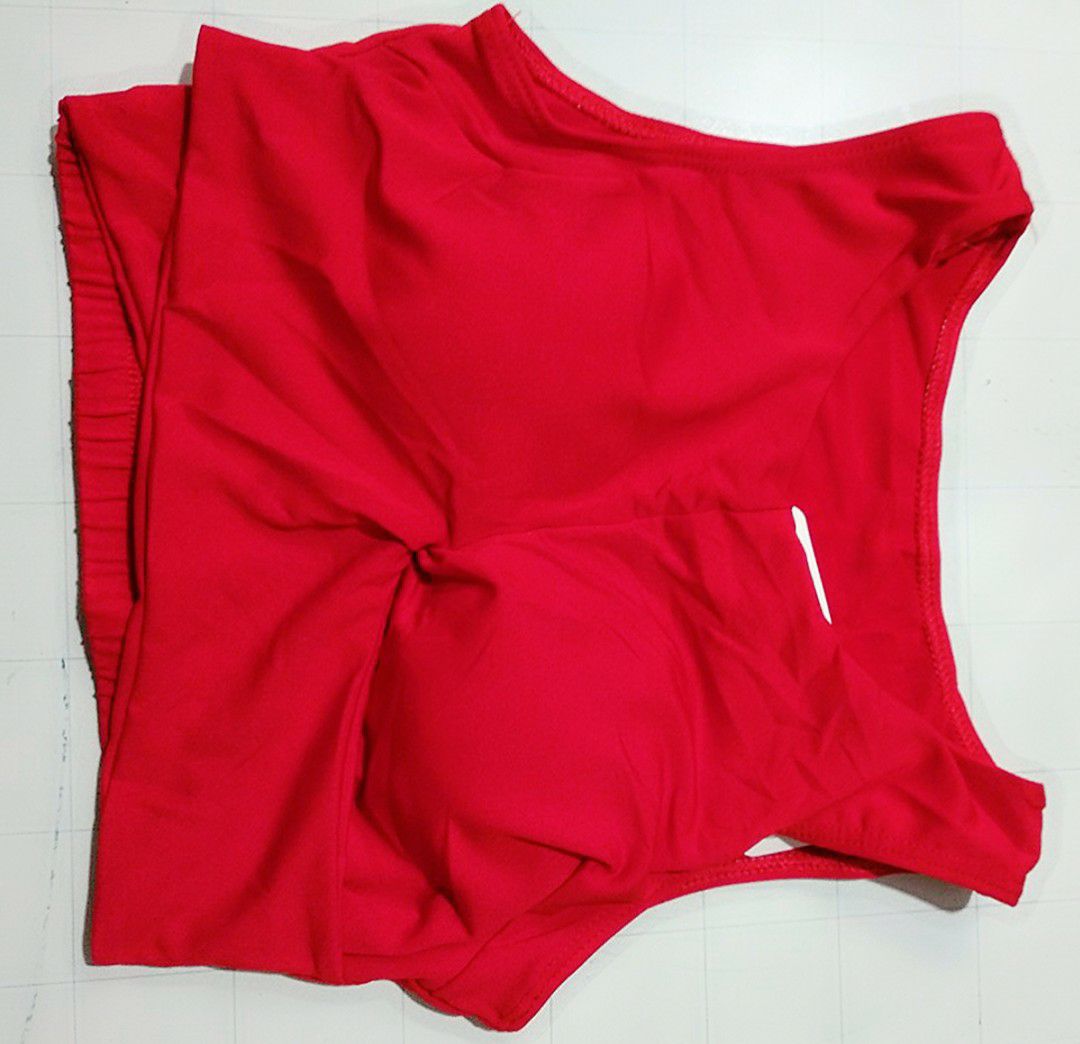 Mẫu này như hình, chất vải là thun coton có độ co giãn khá tốt, tuy nhiên không có size lớn hơn, cũng may mình vừa 50kg mặc size L , nếu có size XL thì tốt vì bạn mình cũng muốn mua, nhưng không có size phù hợp. Đồ bơi vừa có quần vừa có váy mặc rất thoải mái và tự tin không sợ lộ hàng. Kiểu dáng dễ thương, kín đáo. 
TIKI cho kiểm tra hàng nên mình yên tâm hơn khi mua ở đây, cũng như bạn giao hàng dễ thương - hàng đóng gói bằng thùng chắc chắn và đẹp. Cho TIKI 5 điểm.