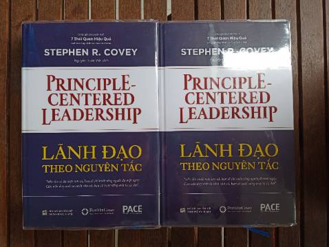 Được tặng 1 cuốn, đọc rất hay cho những ai đang làm Sếp, quản lý nhân viên hoặc đang cần tìm những phương pháp giúp đội nhóm làm việc hiệu quả, phát huy tối đa năng lực nhân viên nên mua liền 2 cuốn để tặng 2 Sếp. Ý kiến cá nhân: có 1 số phần thiên về lý thuyết nhiều dẫn đến đọc dễ nản, nên đọc lướt qua, tìm theo mục lục để đọc những chương mà bản thân thấy cần thiết trước. Lưu ý: càng về sau càng hay vì mang tính thực tiễn và áp dụng cao, cố gắng đọc đến hết nhé!